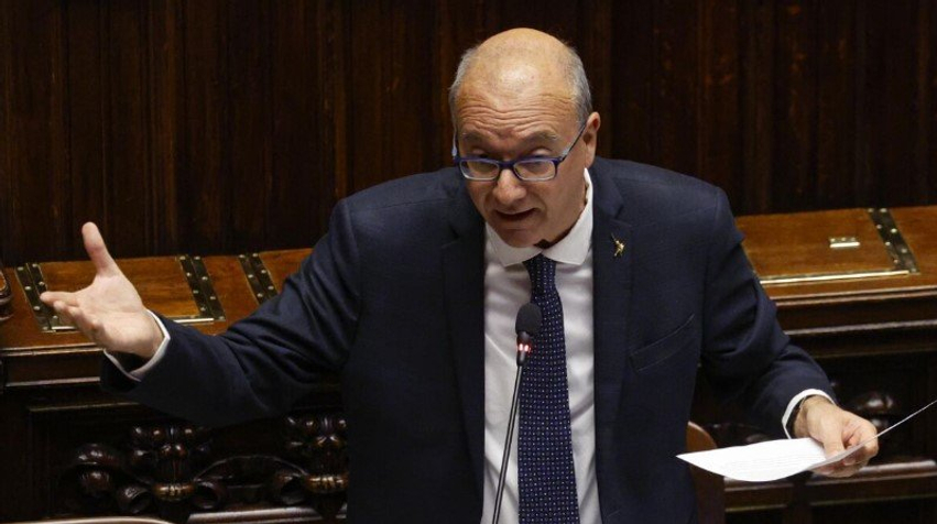 zarf me plumb dhe leter kercenuese per ministrin e arsimit ne itali meloni dhe qeveria ne solidaritet 6aabd49615b05