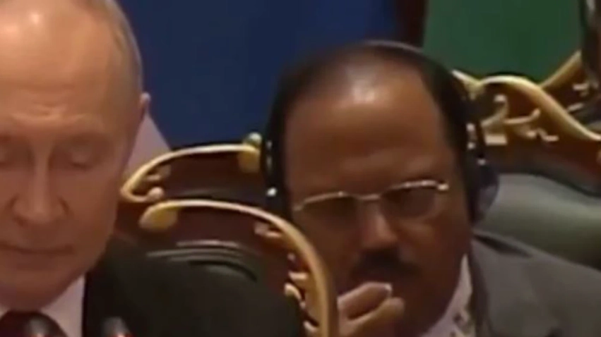 Zyrtarët indianë kapen “mat” duke ngrënë arra, teksa Putin fliste në Samitin e BRICS 1 zyrtaret indiane kapen mat duke ngrene arra teksa putin fliste ne samitin e brics 6aa7fc32a0d13