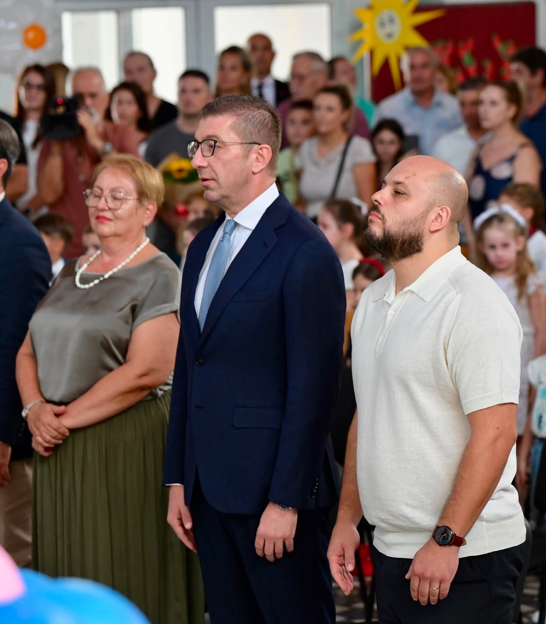 Kostovski bashkë me kryeministrin Mickoski dhe ministren e Arsimit Janevska sot në Butel shënuan ditën e parë të shkollës 2 ФОТО 2