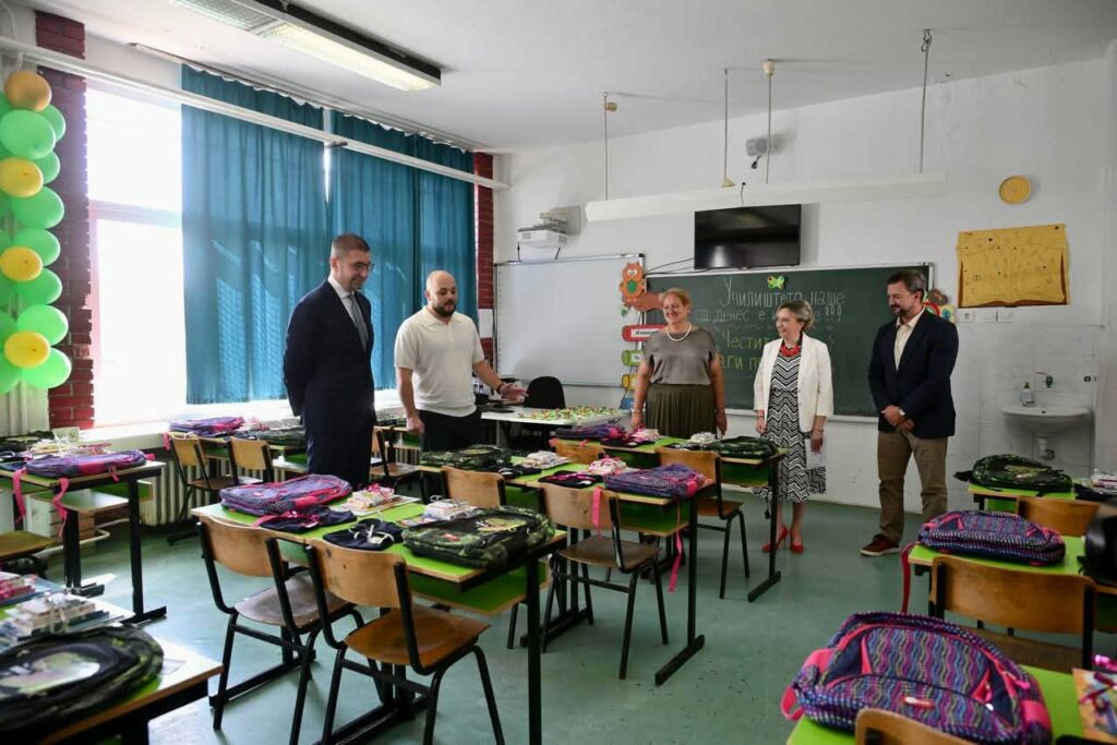 Kostovski bashkë me kryeministrin Mickoski dhe ministren e Arsimit Janevska sot në Butel shënuan ditën e parë të shkollës 2 ФОТО 4