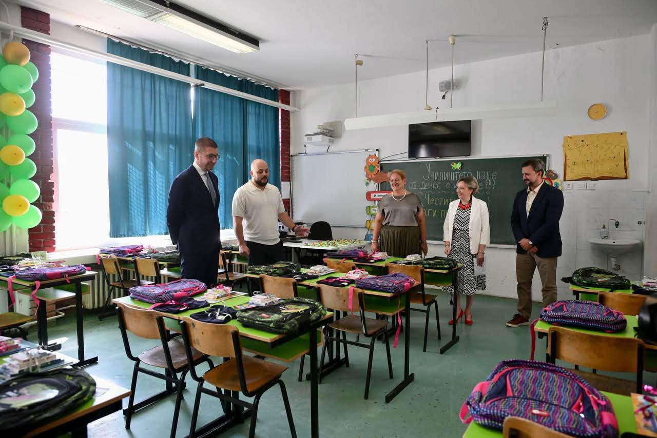 Kostovski bashkë me kryeministrin Mickoski dhe ministren e Arsimit Janevska sot në Butel shënuan ditën e parë të shkollës 1 ФОТО 4