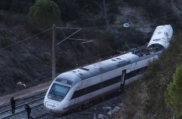 10 të vdekur nga përplasja e dy trenave të shpejtësisë së lartë në Spanjë 3 10 te vdekur nga perplasja e dy trenave te shpejtesise se larte ne spanje 6ae1e6678b9bb