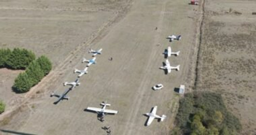 12 avione sportive ne gjirokaster turiste nga disa shtete te rajonit vizituan qytetin e gurte 6ac259d1247b3