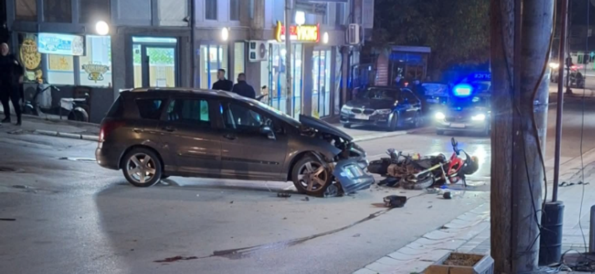Aksident i rëndë në Mitrovicë, përplasen një veturë dhe një motor 1 aksident i rende ne mitrovice perplasen nje veture dhe nje motor 6add2c8196170