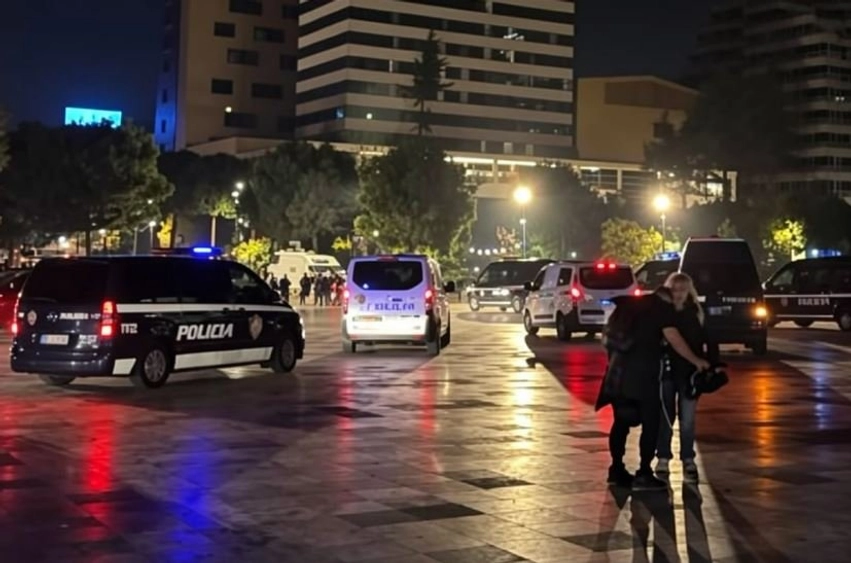 Automjetet e policisë futen në sheshin “Skëndërbej”, protestuesit marshim në rrugët e Tiranës 1 automjetet e policise futen ne sheshin skenderbej protestuesit marshim ne rruget e tiranes 6ad7ae9d6f054