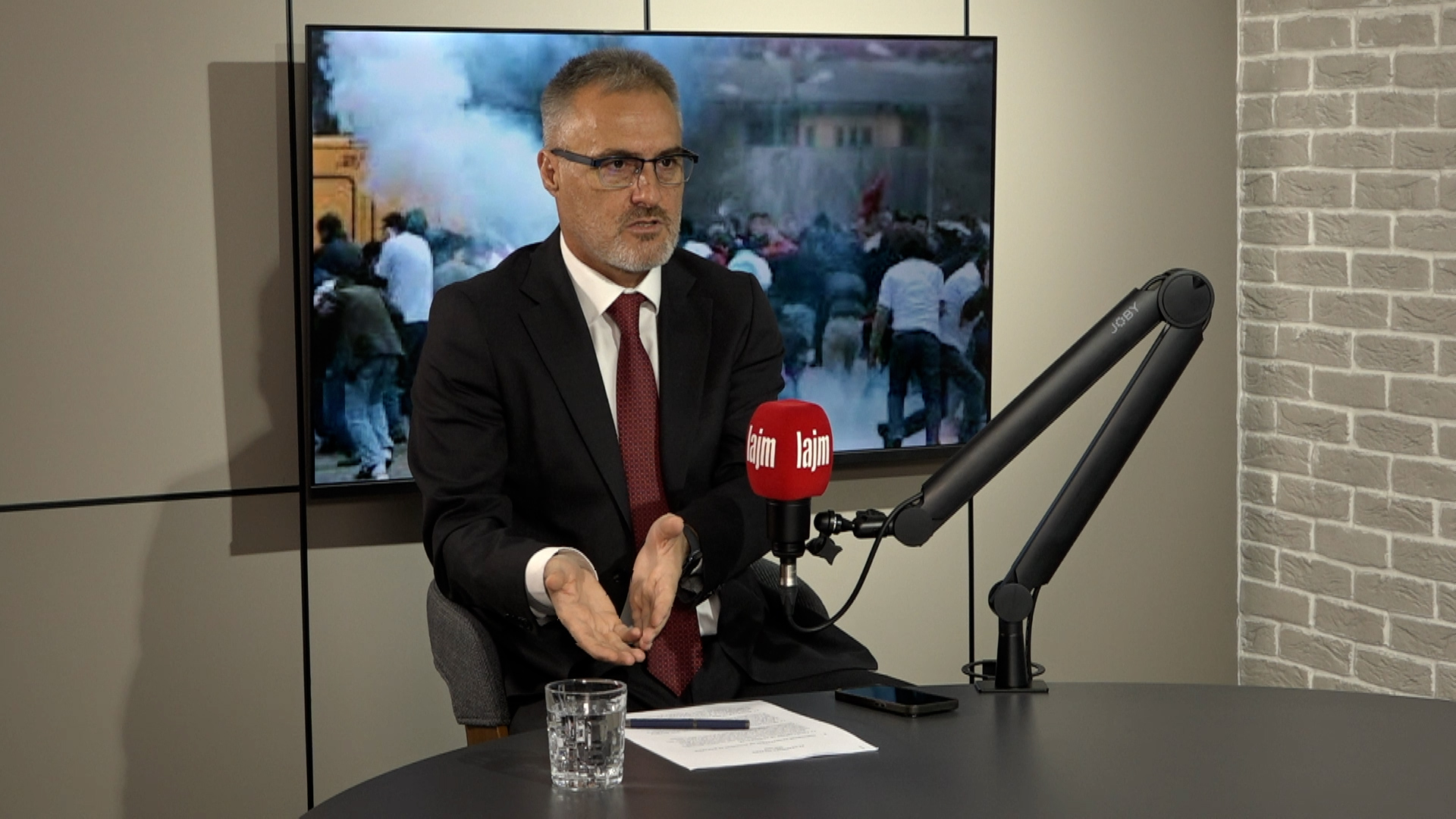 aziri shperthen per hagen specialja gjykon vetem shqiptaret po barazon agresorin me viktimen 6ac68baec6bf3
