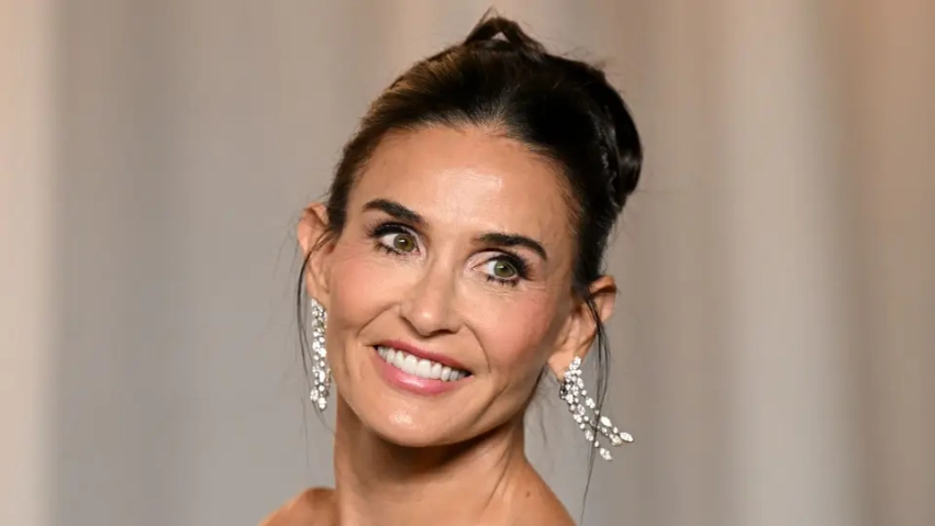 demi moore mahnit ne moshen 63 vjecare me fustan elegant ne dasmen e vajzes se saj 6addba0eef82b