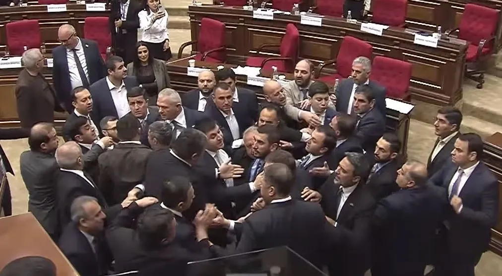 deputetet perleshen me grushte ne parlamentin e armenise seanca nderpritet pas kaosit 6ae3e080ecac8