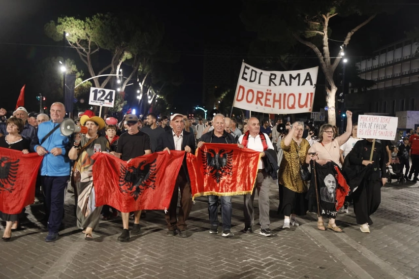 Dita e 124-të, tensione në protestën në Tiranë, përplasje fizike me policinë 1 dita e 124 te tensione ne protesten ne tirane perplasje fizike me policine 6abed5d111301