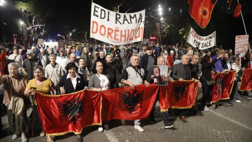 Dita e 128-të e tubimit në Tiranë, protestuesit mbajnë fjalime në bulevard pas grumbullimit para Kuvendit: Do vazhdojmë deri sa… 3 dita e 128 te e tubimit ne tirane protestuesit mbajne fjalime ne bulevard pas grumbullimit para kuvendit do vazhdojme deri sa 6ac3ffb10e4e4