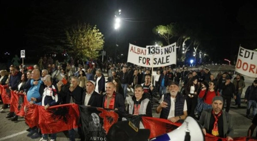 Dita e 135-të e protestës në Tiranë, pas fjalimeve tubuesit zhvendosen në hyrjen e pasme të Kryeministrisë 2 dita e 135 te e protestes ne tirane pas fjalimeve tubuesit zhvendosen ne hyrjen e pasme te kryeministrise 6acd3a3041c64