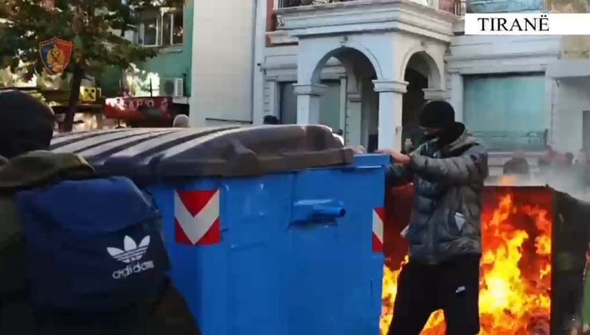 dogjen kazane dhe bllokuan qarkullimin te ministria e arsimit dy te arrestuar 6ae1ca1bdfe67