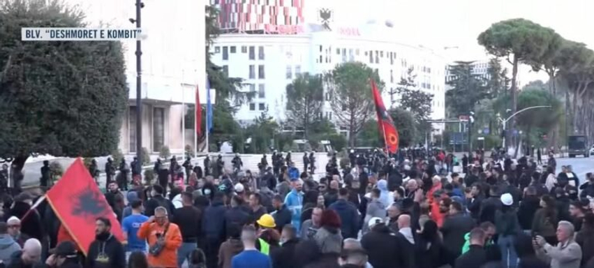 “Dorëheqje, dorëheqje”, thirrje të forta kundër qeverisë në Bulevard 2 doreheqje doreheqje thirrje te forta kunder qeverise ne bulevard 6ad64100eb949