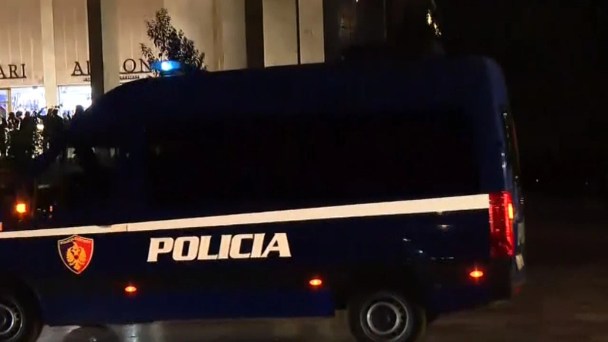 Efektivët mësyjnë në qendër të Tiranës, makina të shumta policie në sheshin “Skënderbej”, shoqërohen disa protestues 1 efektivet mesyjne ne qender te tiranes makina te shumta policie ne sheshin skenderbej shoqerohen disa protestues 6ad65d1e387f9