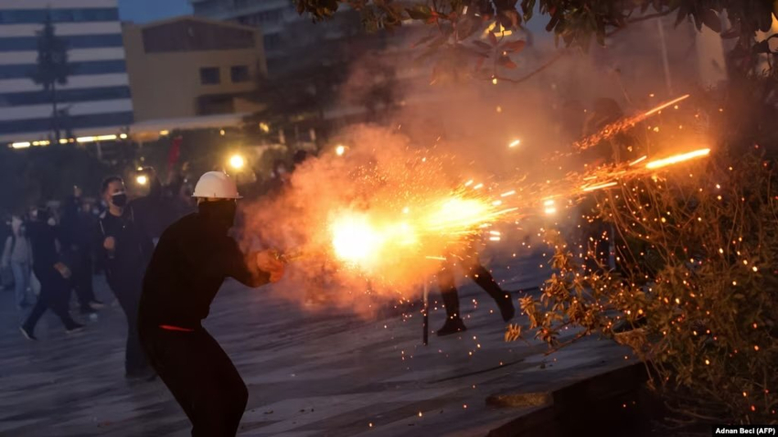 Evropa në rrugë  Franca me afro 1 000 të arrestuar  Tirana sërish në flakë