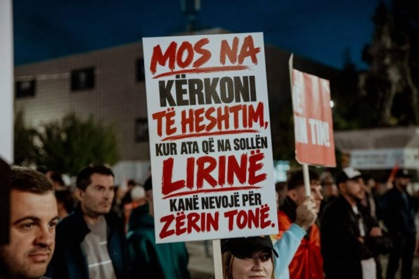flasin protestuesit do te vazhdojme deri ne miratim te ndryshimeve te ligjit per specialen 6ac550d422b74