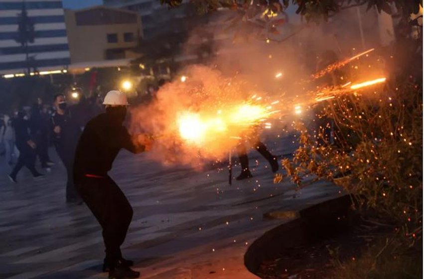 “France 24” jehonë protestës: Të rinjtë shqiptarë akuzojnë Ramën për korrupsion dhe kërkojnë largimin e tij 3 france 24 jehone protestes te rinjte shqiptare akuzojne ramen per korrupsion dhe kerkojne largimin e tij 6add2cde00364