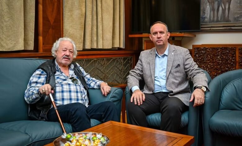 Gashi pret në Kuvend aktorin Bajrush Mjaku: 53 vite karrierë dhe kontribut në skenën shqiptare 1 gashi pret ne kuvend aktorin bajrush mjaku 53 vite karriere dhe kontribut ne skenen shqiptare 6abfbaa0d51a6