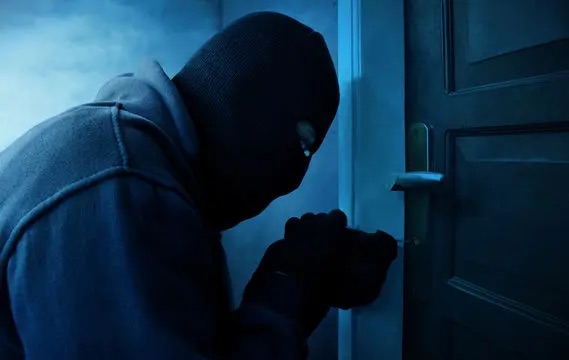Grabitje e armatosur, dy persona kërcënojnë me armë bashkëshortët dhe marrin paratë 3 grabitje e armatosur dy persona kercenojne me arme bashkeshortet dhe marrin parate 6adf7c20e0337