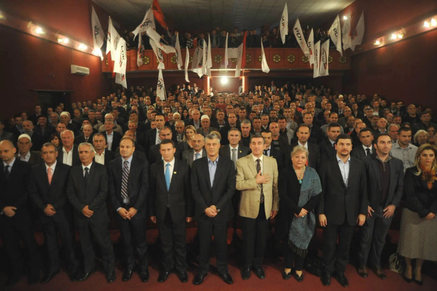 “Histori e përbashkët”, Hoxhaj uron presidenten me foton krahas Thaçit e Veselit 2 histori e perbashket hoxhaj uron presidenten me foton krahas thacit e veselit 6ac5dd53b5c7a