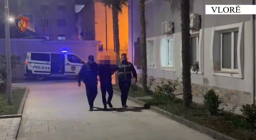 I dënuar në Itali me mbi 7 vjet burg për disa veprimtari kriminale, arrestohet në Vlorë 38-vjeçari me qëllim ekstradimin 1 i denuar ne itali me mbi 7 vjet burg per disa veprimtari kriminale arrestohet ne vlore 38 vjecari me qellim ekstradimin 6ae46d1fb12f8