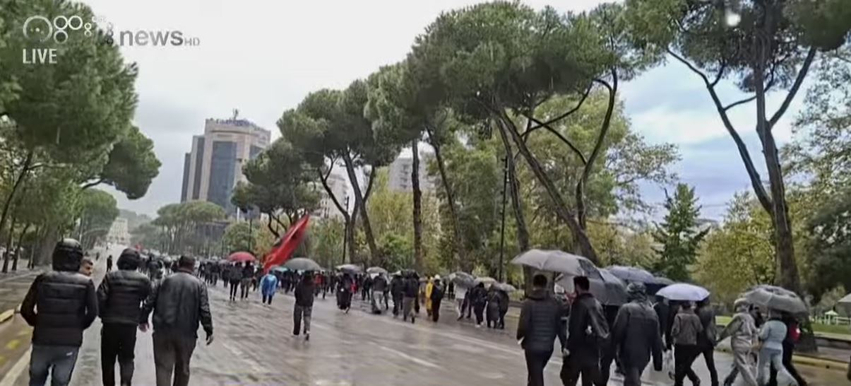 ikin nga ministria e arsimit protesuesit marshojne ne bulevard drejt kryeministrise 6ae612fc014d9