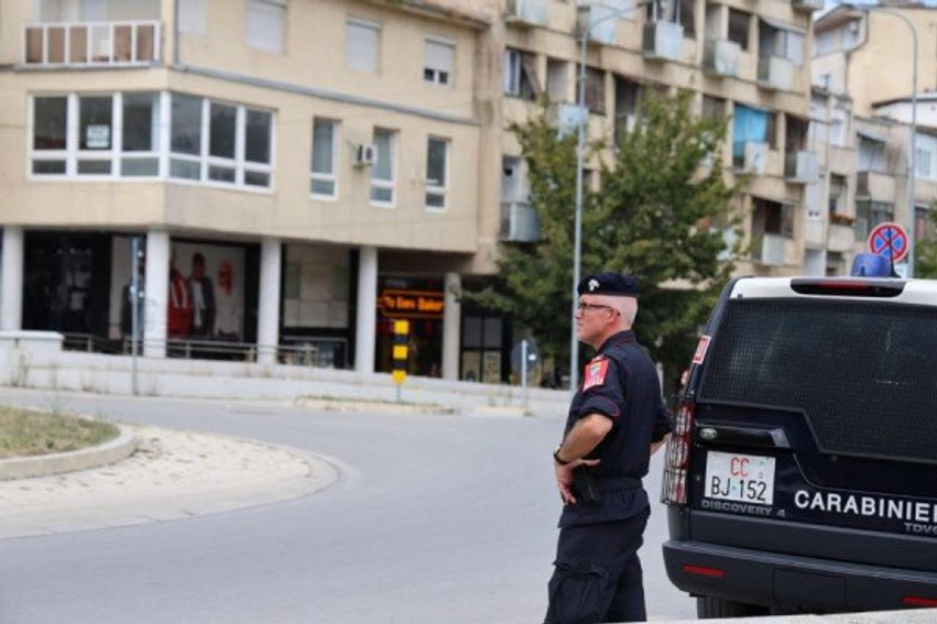 karabinieret italiane patrullojne ne mitrovice kfor per ruajtjen e nje mjedisi te sigurt dhe te qete 6ac123f380544