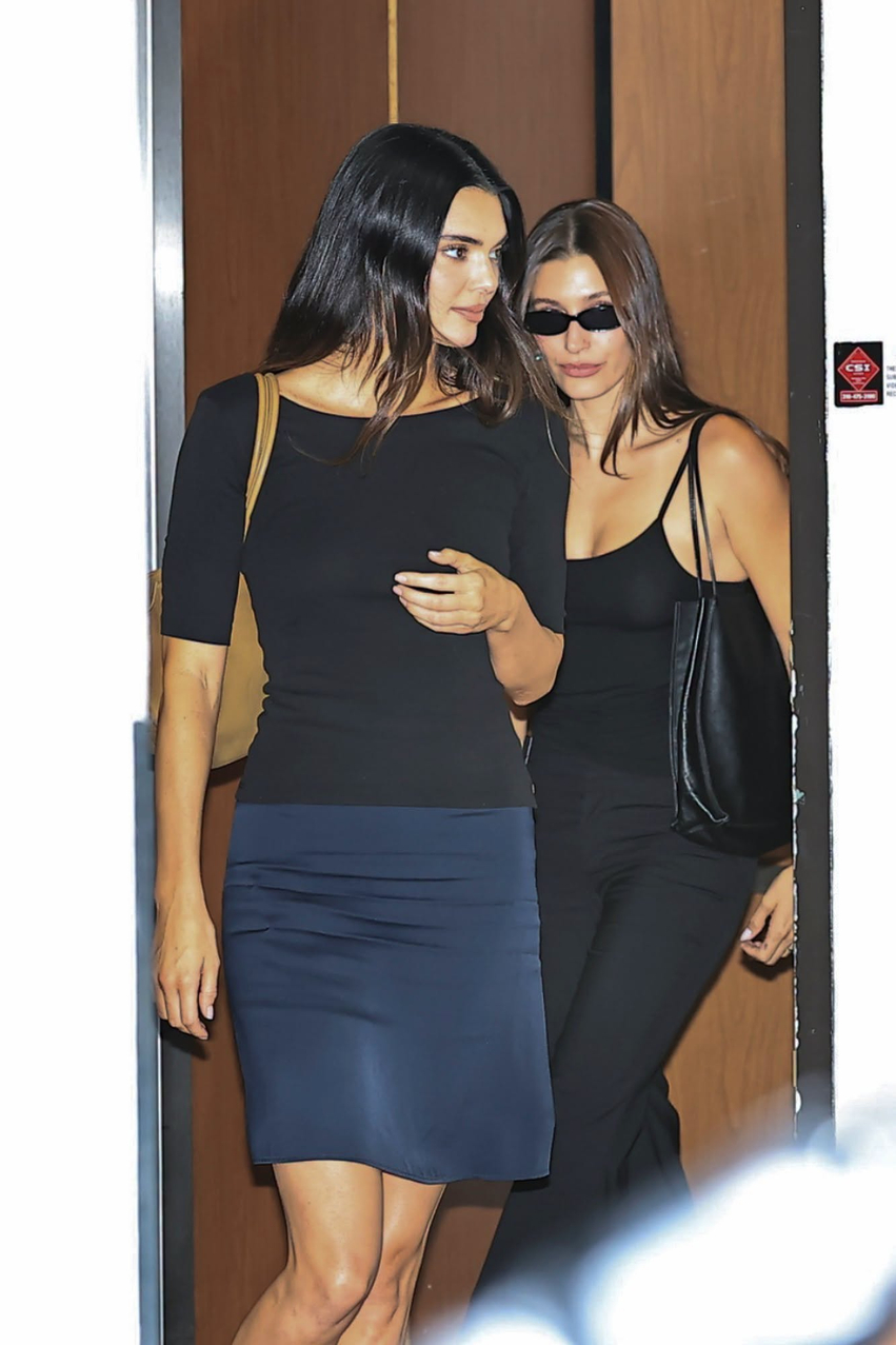 Kendall Jenner dhe Hailey Bieber shijojnë një darkë së bashku në Sushi Park 1 kendall jenner dhe hailey bieber shijojne nje darke se bashku ne sushi park 6ac7d93b65828