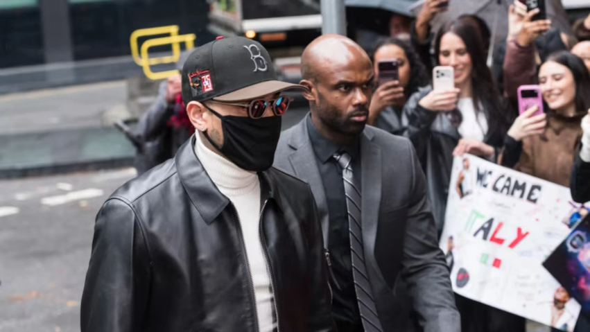 kengetari i muzikes rb chris brown shmang burgun denohet per sulmin me shishe qelqi ne londer 6adf5ff4017ef