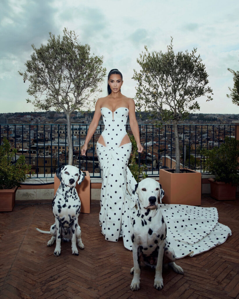Kim Kardashian shkëlqen në krijimet e Galia Lahav për vjeshtën 2027 2 kim kardashian shkelqen ne krijimet e galia lahav per vjeshten 2027 6adf9836c4eb9