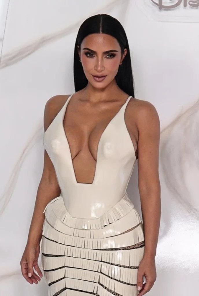 kim kardashian terheq vemendjen me fustanin provokues ne premieren e alls fair ne meksike 6ae1e6d4072b5