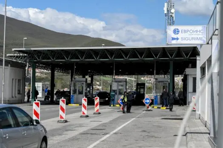 Kolona në pikat kufitare: Deri në 90 minuta pritje në Jarinjë 1 kolona ne pikat kufitare deri ne 90 minuta pritje ne jarinje 6addb9204c823