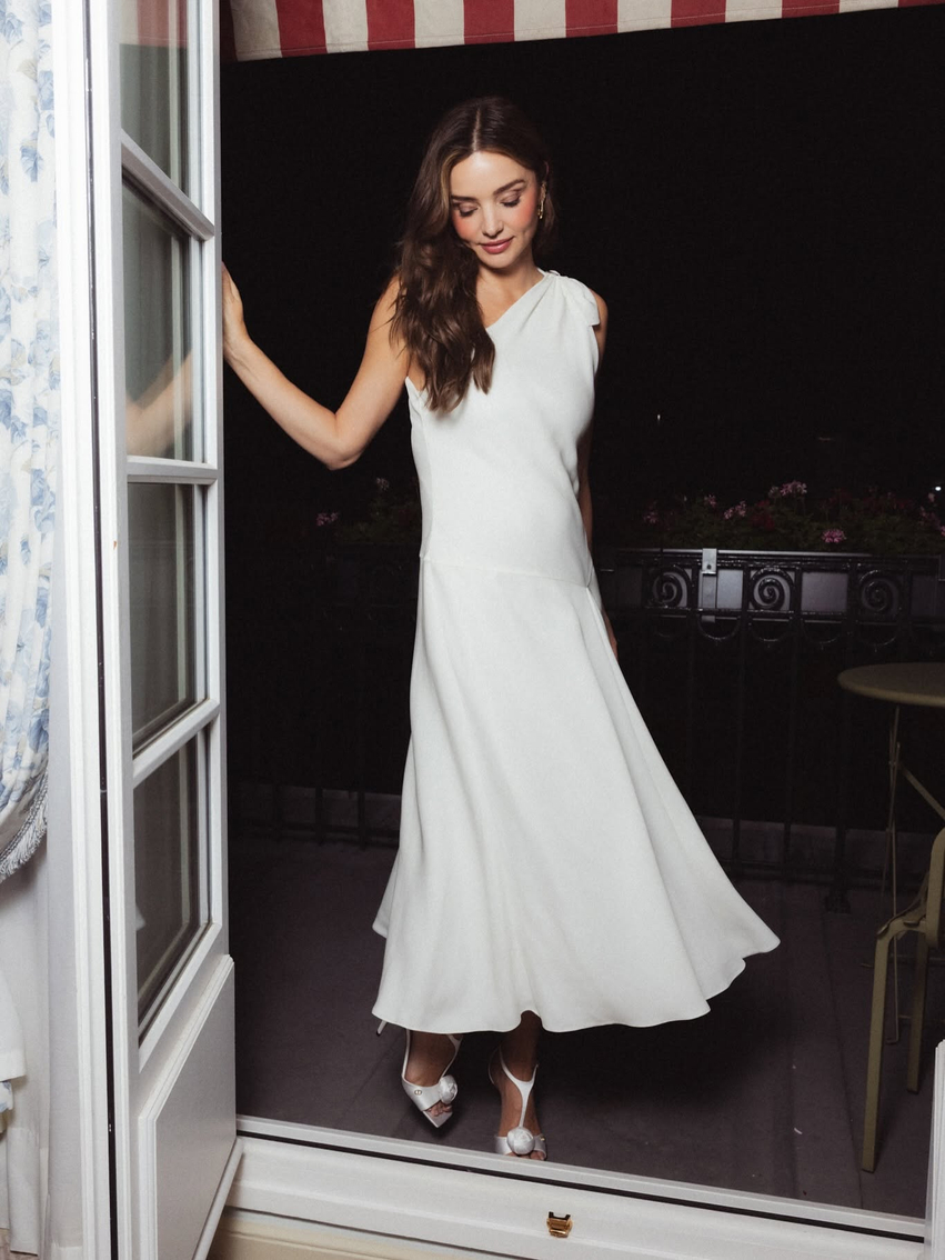 miranda kerr shkelqen ne paris mahnit me fustanin e bardhe 6ac141c2db036