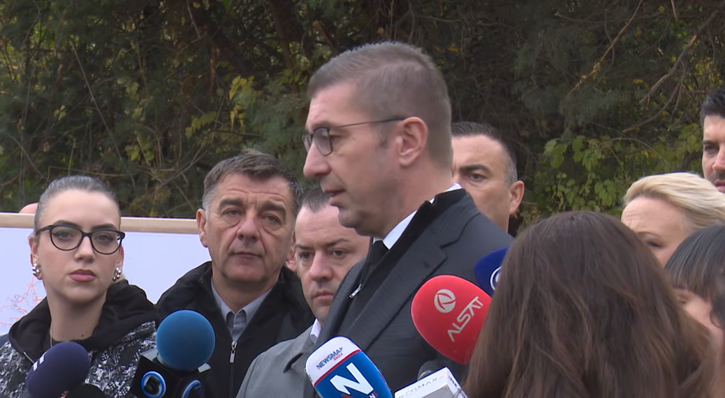 Për dhënien e provimit të jurisprudencës   Mickoski ua prezanton personalisht modelin studentëve