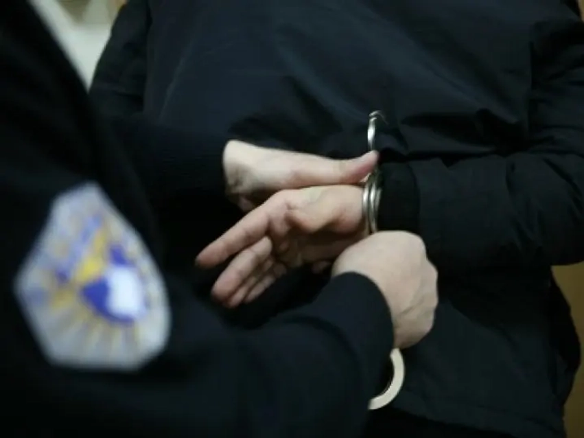 policia e gjen dhe e kap nje person ne decan qe po kerkohej per dy vepra penale 6ac23d32a6440