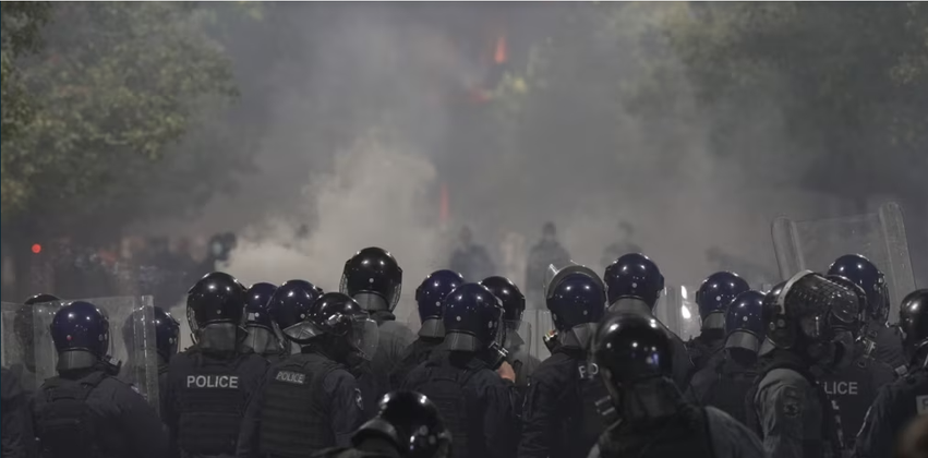 policia gjashte police te lenduar tre protestues te shoqeruar ne stacion 6ac41b53cd50d
