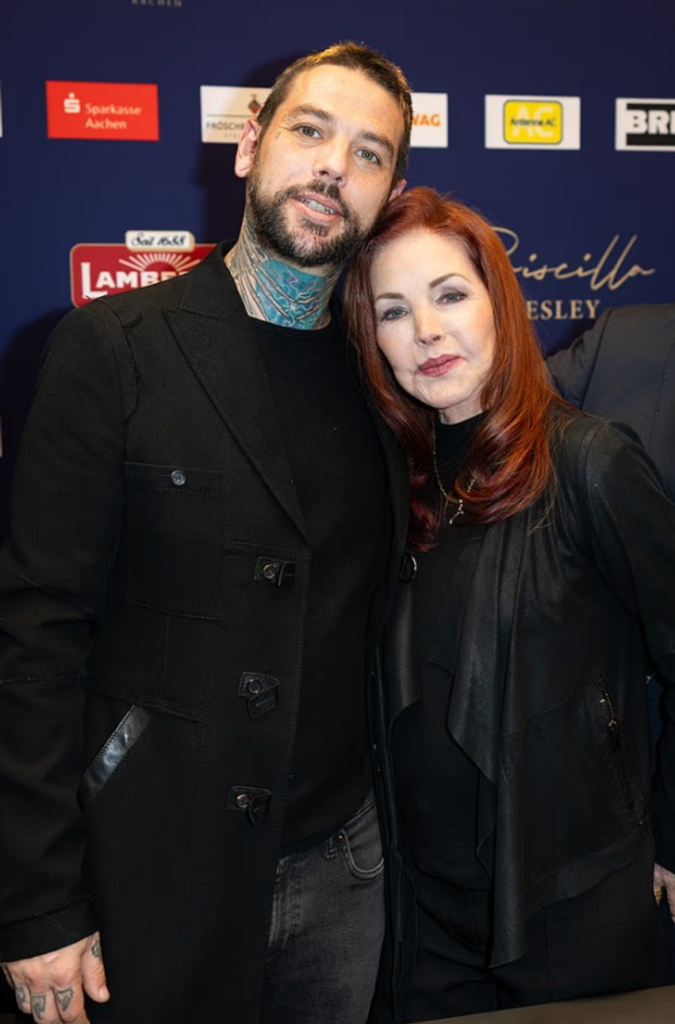 priscilla presley shfaqet rralle ne publik del ne gjermani me djalin e saj 6ad8903b55cfd