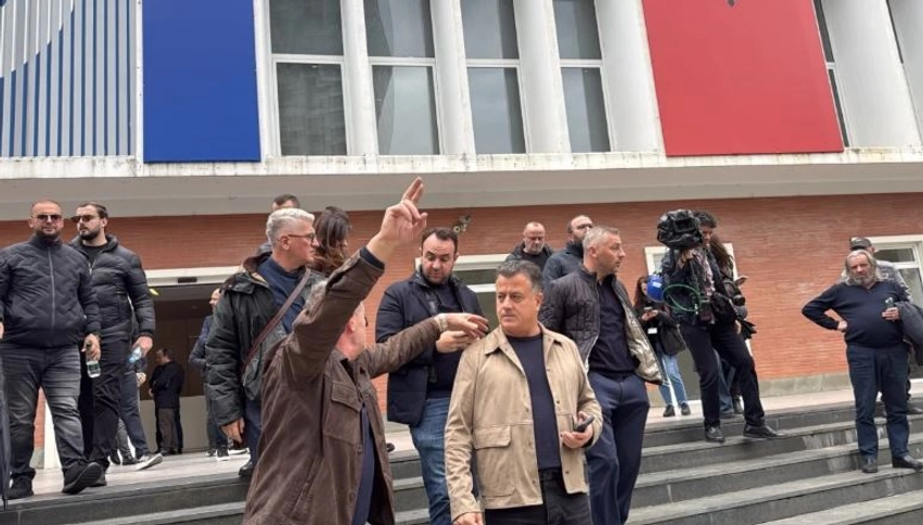 Protesta e thirrur nga PD, nis marshimi nga selia blu drejt Kryeministrisë, në krye deputetët demokratë 2 protesta e thirrur nga pd nis marshimi nga selia blu drejt kryeministrise ne krye deputetet demokrate 6ae5dabde2495