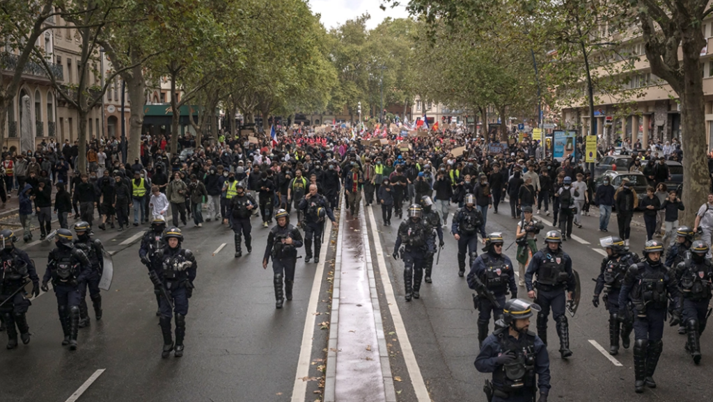 protesta masive ne france mobilizohen 70 mije efektive dhe shtohen masat e sigurise 6adca04037524