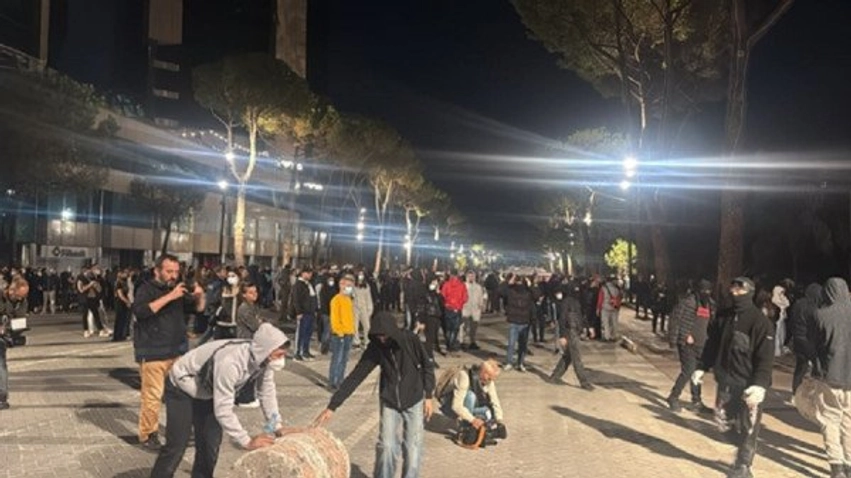 protesta ne tirane protestuesit hedhin gure policia kerkon largimin e femijeve nga rruga 6ada519cbb148