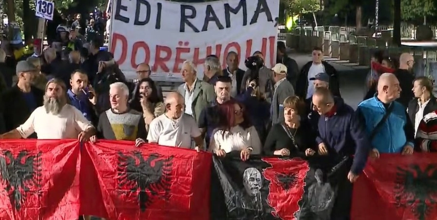 protesta nuk ndalet qytetaret marshojne drejt kryeministrise neser tubim i madh para kuvendit 6ac6868fd9ae3