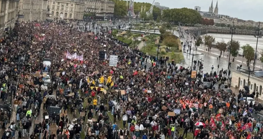 protestat ne france qeveria shqyrton bllokimin e internetit ne zona te caktuara 6ae10562e43e6
