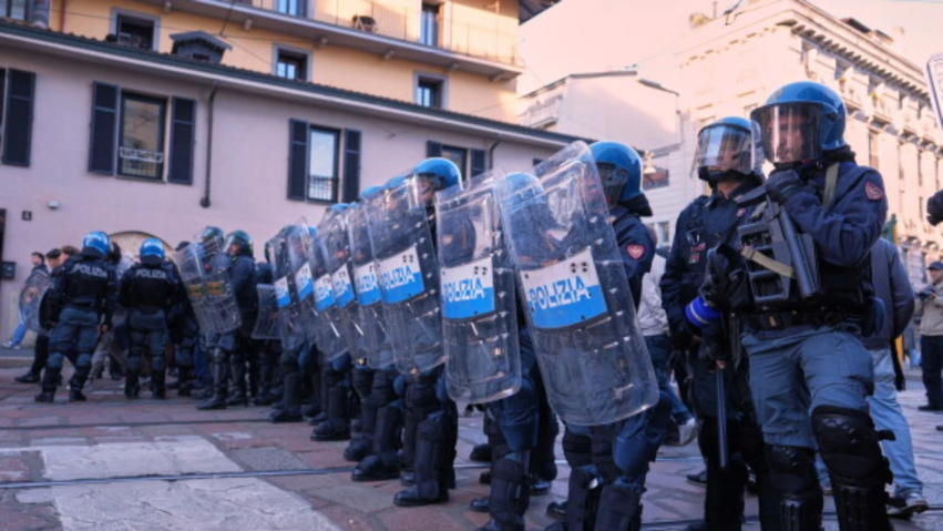 protestat ne itali 9 te arrestuar 371 te shoqeruar ne komisariat 110 prej tyre te mitur 6add2d18757ac
