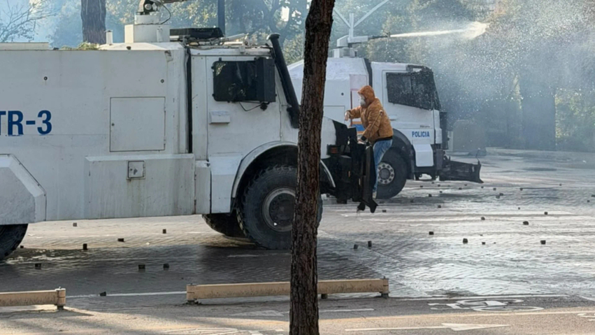 protestuesi kapet para autobotit te policise largohet me force nga efektivet 6adcbc5c27073
