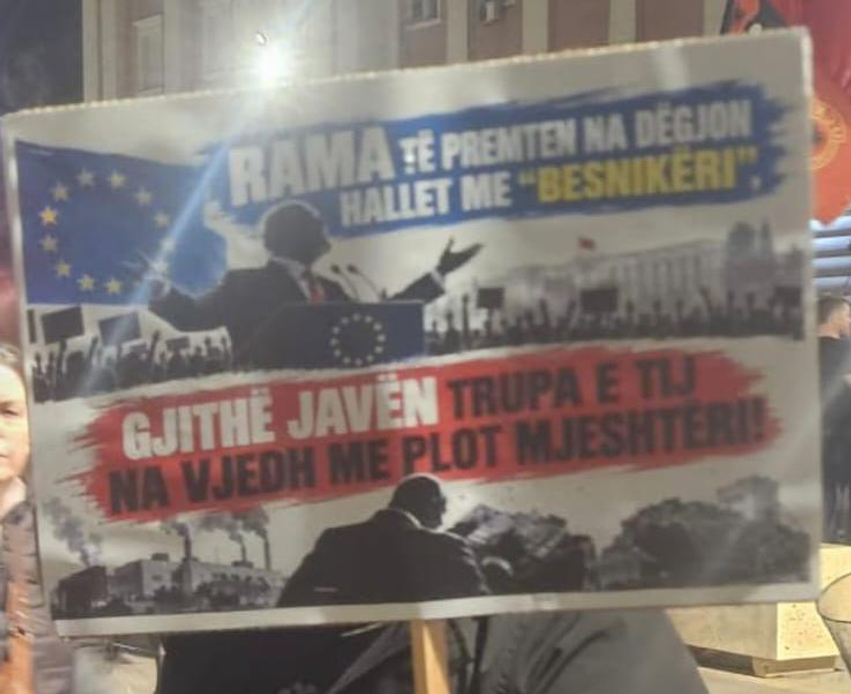 Protestuesit ironizojnë Ramën përmes pankartave: Gjithë javës na vjedh me mjeshtëri, të premten na dëgjon hallet me “besnikëri” 3 protestuesit ironizojne ramen permes pankartave gjithe javes na vjedh me mjeshteri te premten na degjon hallet me besnikeri 6ac0274f9c8f1