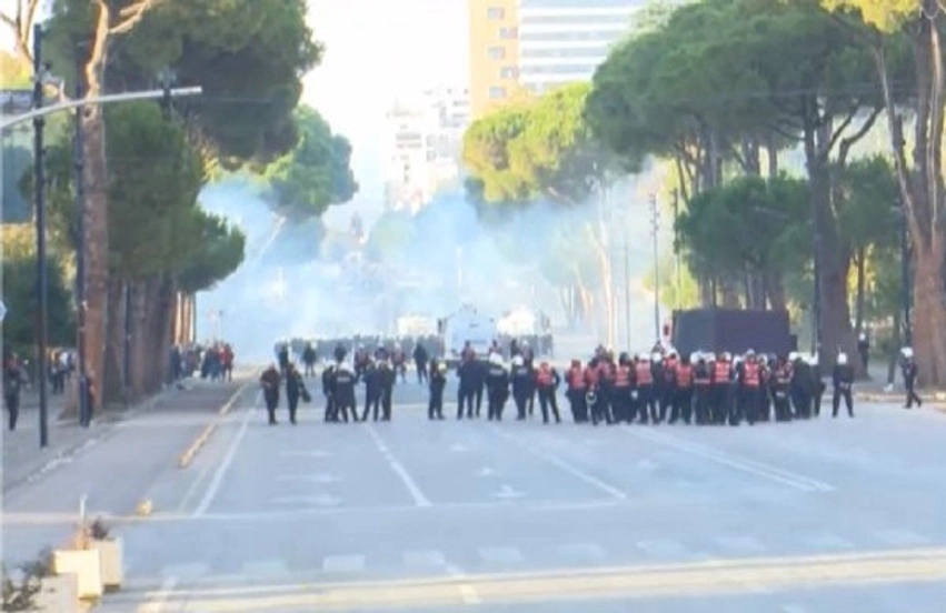 RENEA pozicionohen te Kryeministria, protestuesit grupohen në disa zona 2 renea pozicionohen te kryeministria protestuesit grupohen ne disa zona 6adcd87b8c4be
