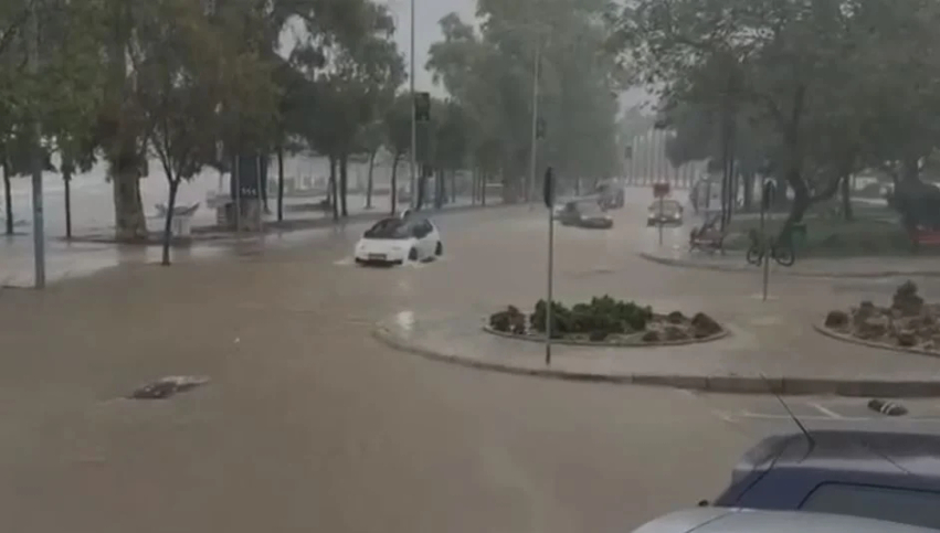 reshjet e shiut shkaktojne probleme ne vlore permbyten disa rruge rendohet trafiku 6ade0de42e9d2