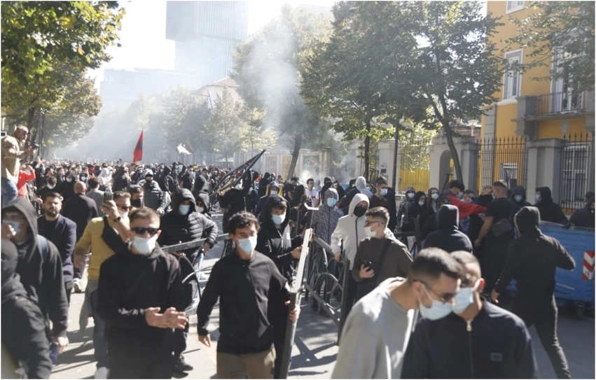 revolta kunder rames studentet dhe pedagoget protestojne sot ne oren 1400 para ministrise se arsimit 6adf0afbe2a89
