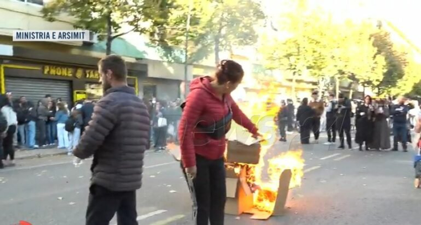 Revolta vazhdon, iu vihet flaka kartonëve para Ministrisë së Arsimit 2 revolta vazhdon iu vihet flaka kartoneve para ministrise se arsimit 6ae0b0dcafd61