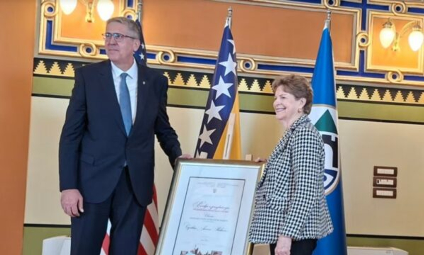Senatorja amerikane Shaheen shpallet “Qytetare Nderi” në Sarajevë, do ta vizitojë edhe Kosovën 2 senatorja amerikane shaheen shpallet qytetare nderi ne sarajeve do ta vizitoje edhe kosoven 6ac72ed402b03